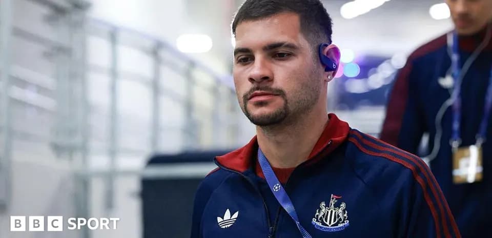 Игрок Newcastle United идет по коридору перед матчем