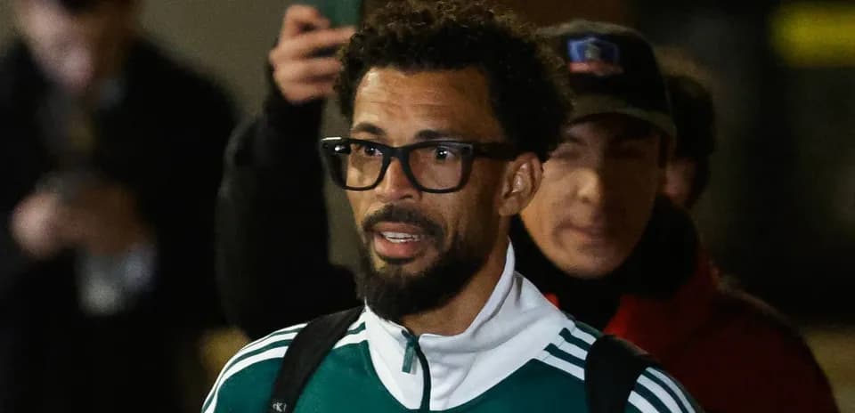 Игрок в спортивной одежде идет к камере