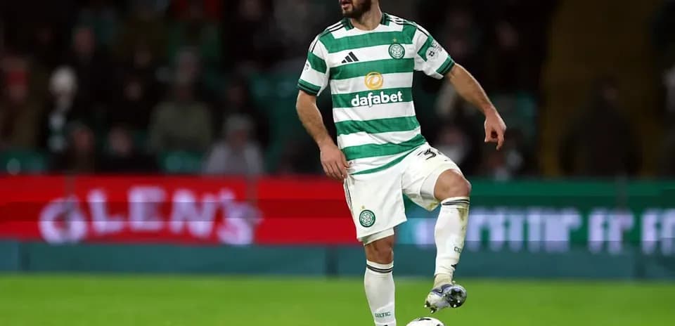 Игрок Celtic контролирует мяч на поле