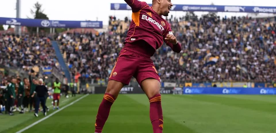 Игрок AS Roma празднует гол на матче