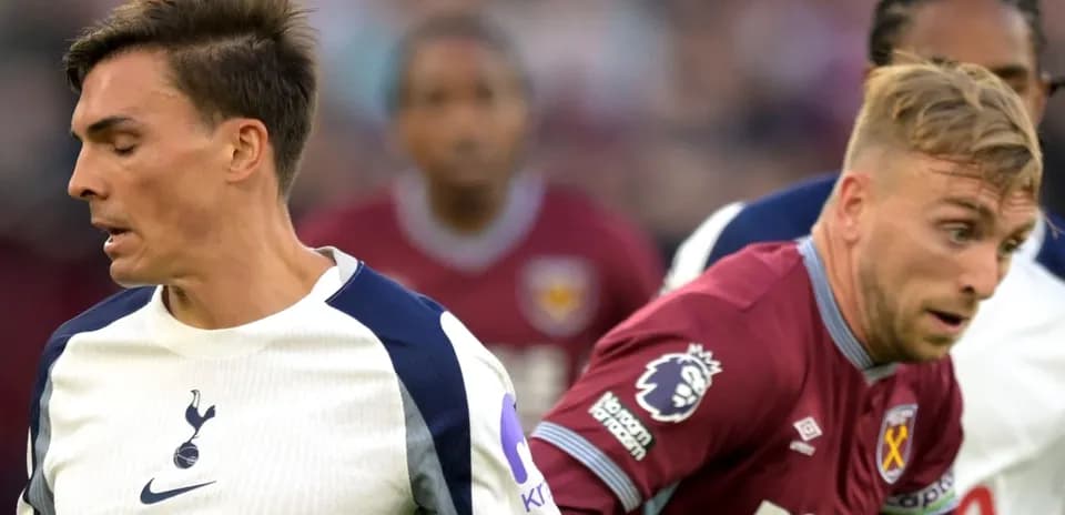 Игроки Tottenham и West Ham соревнуются за мяч