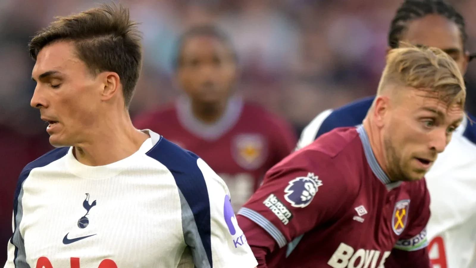 Игроки Tottenham и West Ham соревнуются за мяч
