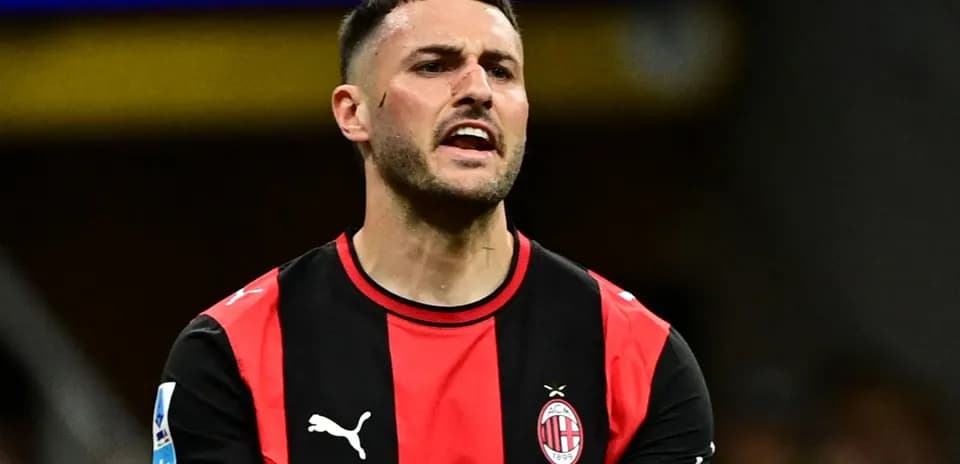 Игрок в черно-красной форме команды AC Milan
