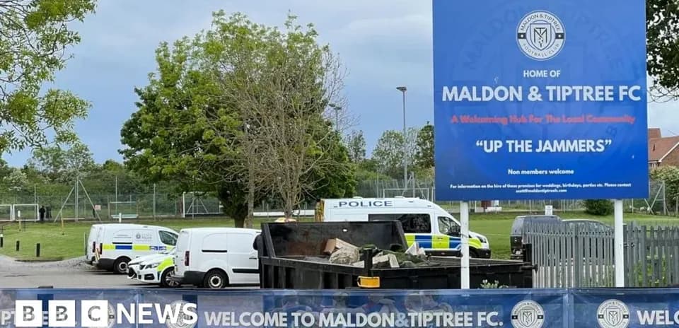 Стадион Maldon & Tiptree FC с полицейскими автомобилями