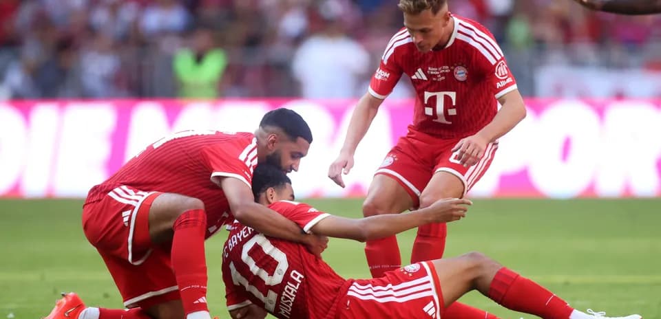 Игроки Bayern München празднуют забитый гол на поле