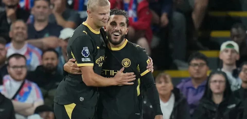 Игроки Manchester City празднуют гол на стадионе