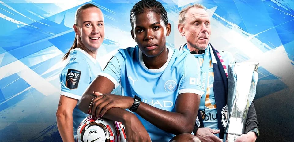 Игроки Manchester City и тренер с трофеем