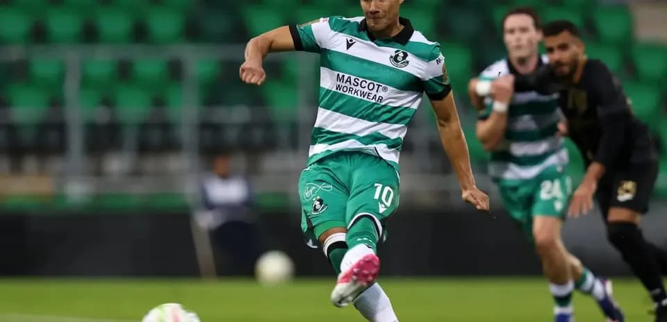Игрок Shamrock Rovers выполняет удар по мячу