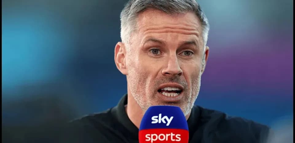Комментатор говорит в микрофон Sky Sports