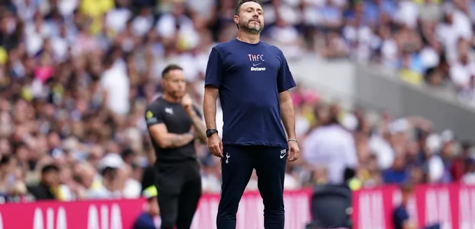 Тренер команды Tottenham Hotspur на линии бокса