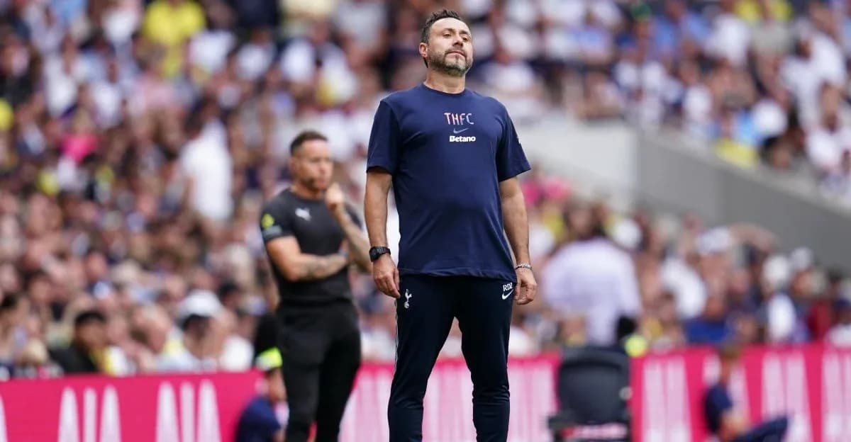 Тренер команды Tottenham Hotspur на линии бокса