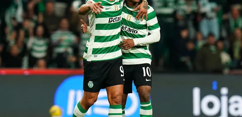Игроки Sporting празднуют гол на поле