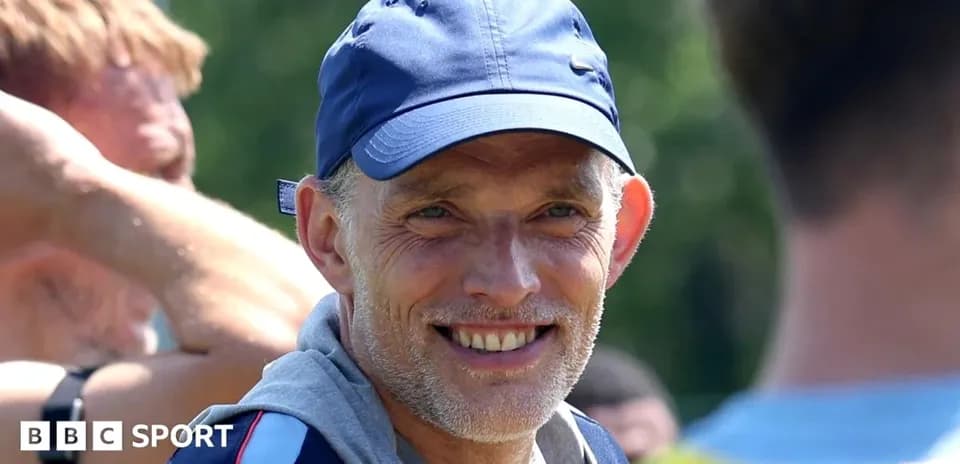 Тренер улыбается во время тренировочной сессии