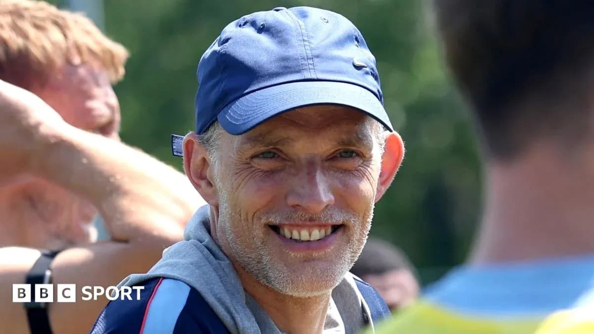 Тренер улыбается во время тренировочной сессии