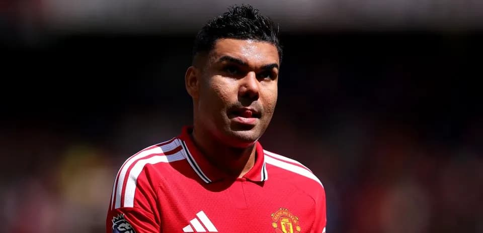 Игрок в красной форме Manchester United на поле