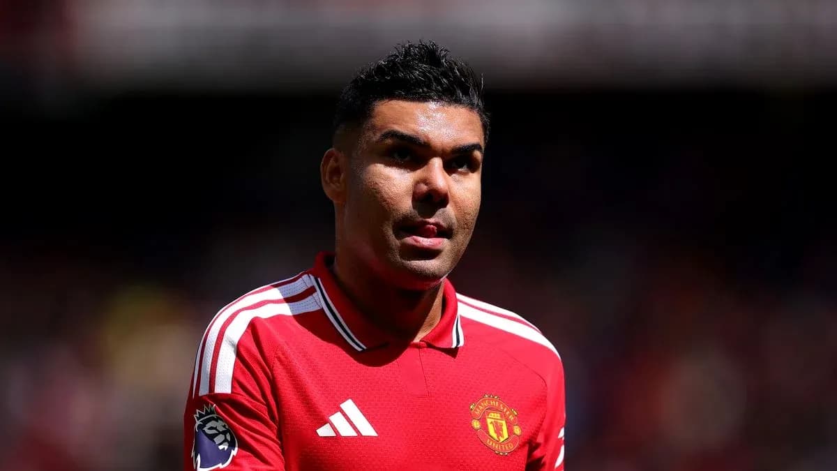 Игрок в красной форме Manchester United на поле