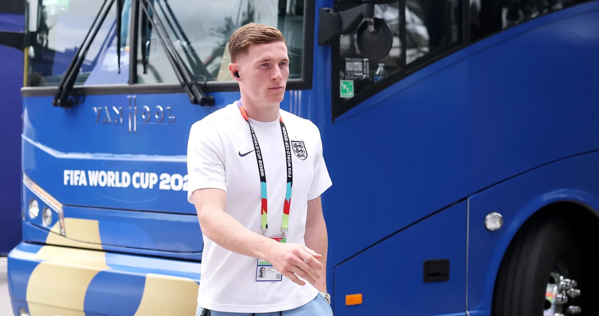 Игрок England подходит к автобусу FIFA World Cup 2026
