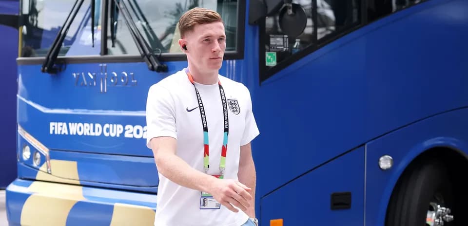 Игрок England подходит к автобусу FIFA World Cup 2026