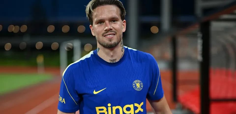 Игрок в синей футболке Chelsea на стадионе