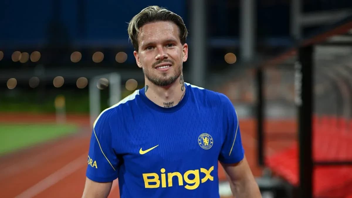 Игрок в синей футболке Chelsea на стадионе