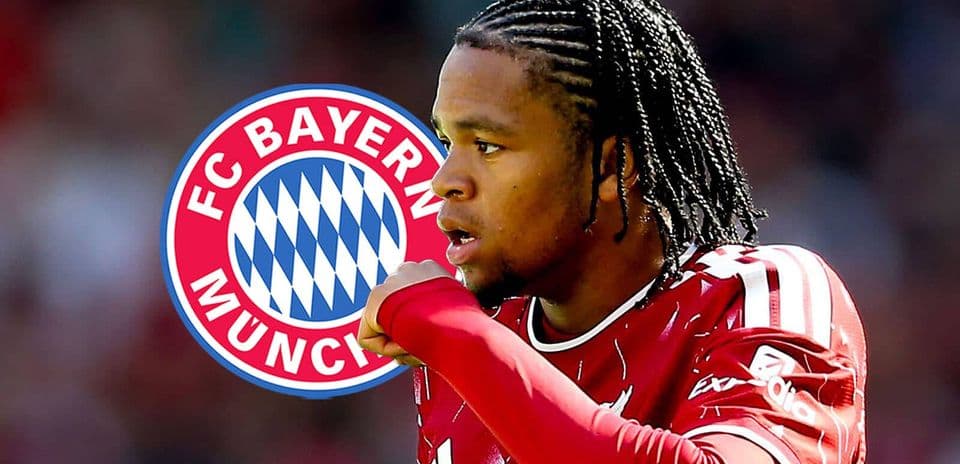 Игрок FC Bayern München с мячом на поле