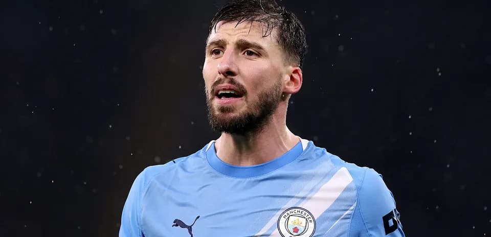 Игрок Manchester City в синей форме на поле