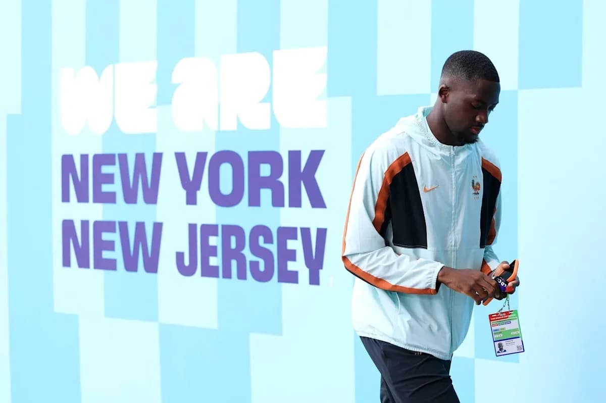 Игрок проходит мимо стены с надписью 'WE ARE NEW YORK NEW JERSEY'