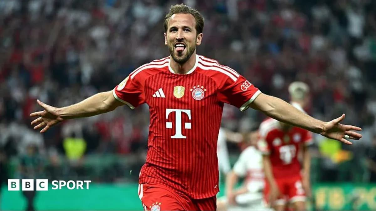 Игрок Баварии празднует гол на поле