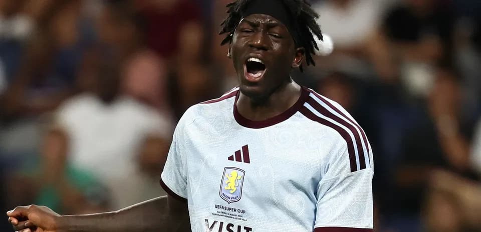 Игрок Aston Villa выражает эмоции на поле