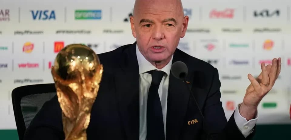 Президент FIFA на пресс-конференции с трофеем