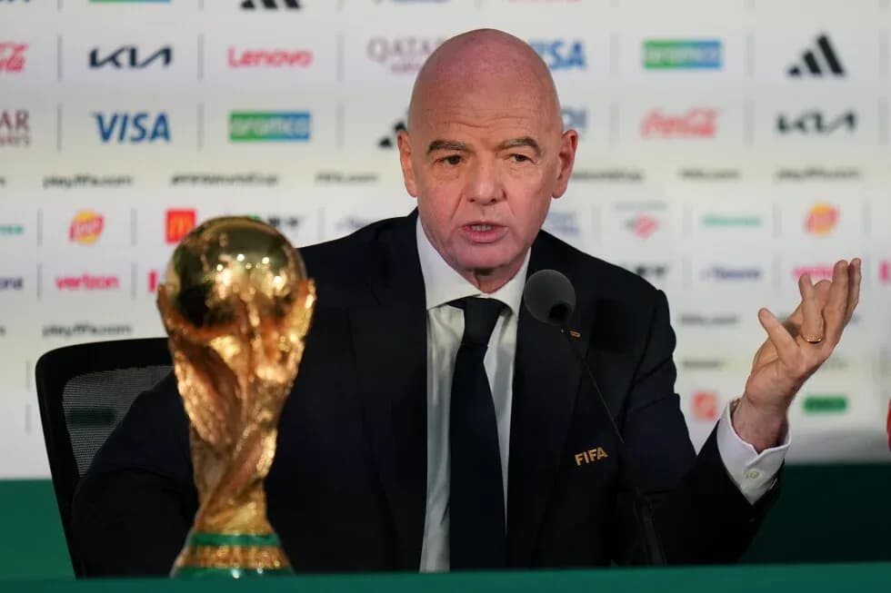 Президент FIFA на пресс-конференции с трофеем