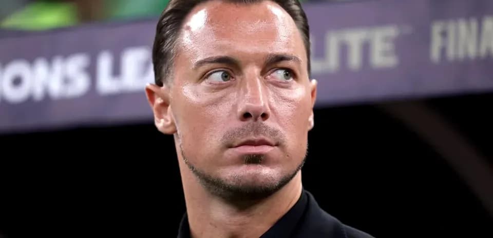 Тренер на стадионе во время матча Лиги чемпионов