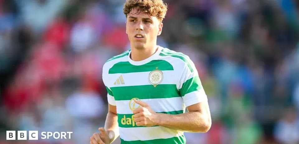 Игрок Celtic в полосатой форме на поле