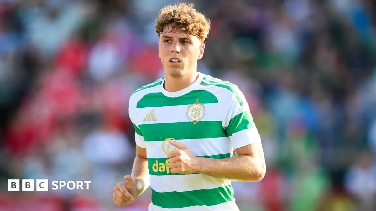 Игрок Celtic в полосатой форме на поле