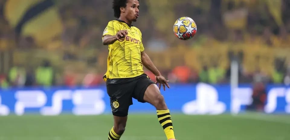 Игрок Borussia Dortmund контролирует мяч на поле