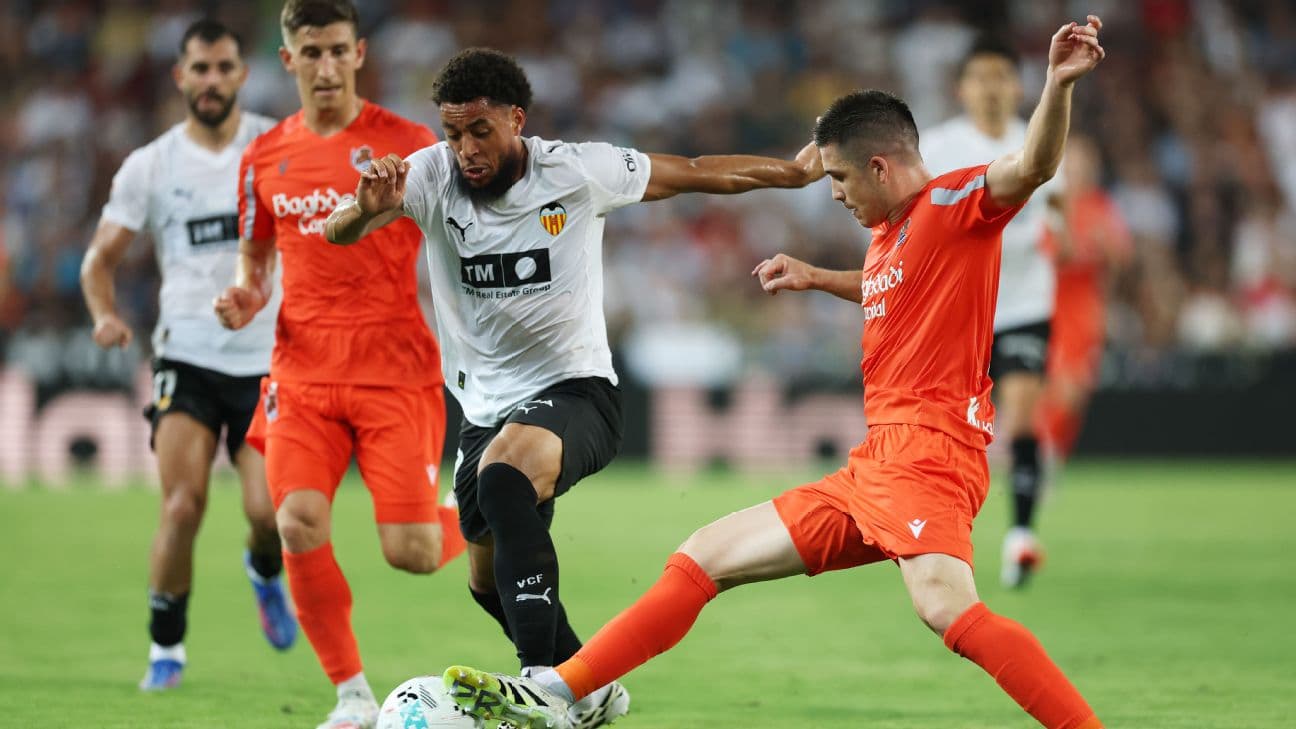 Игроки Реал Sociedad и Валенсии в борьбе за мяч