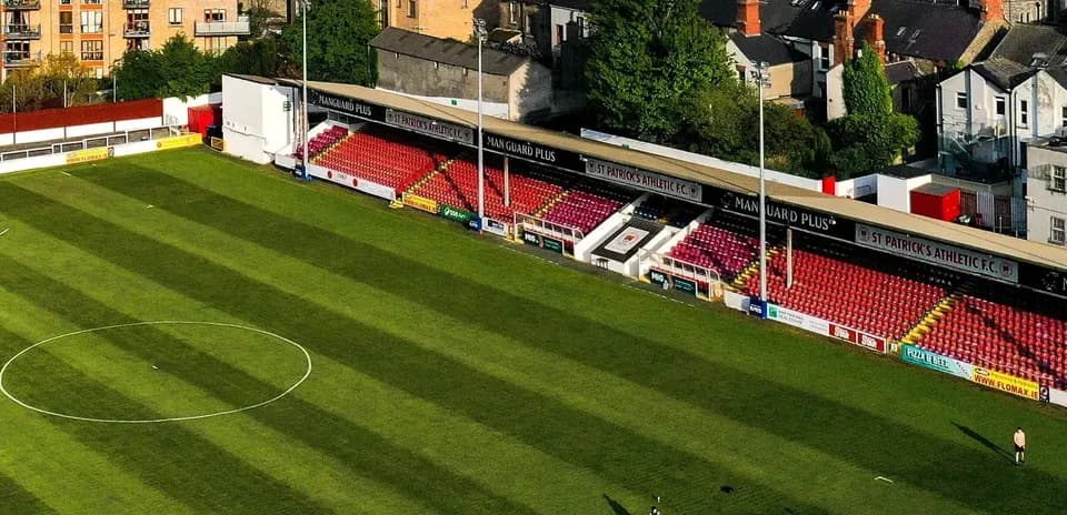 Стадион St Patrick's Athletic с пустыми трибунами