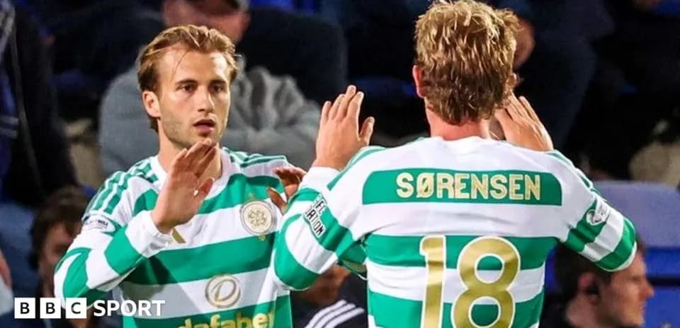 Игроки Celtic обмениваются приветствиями на поле