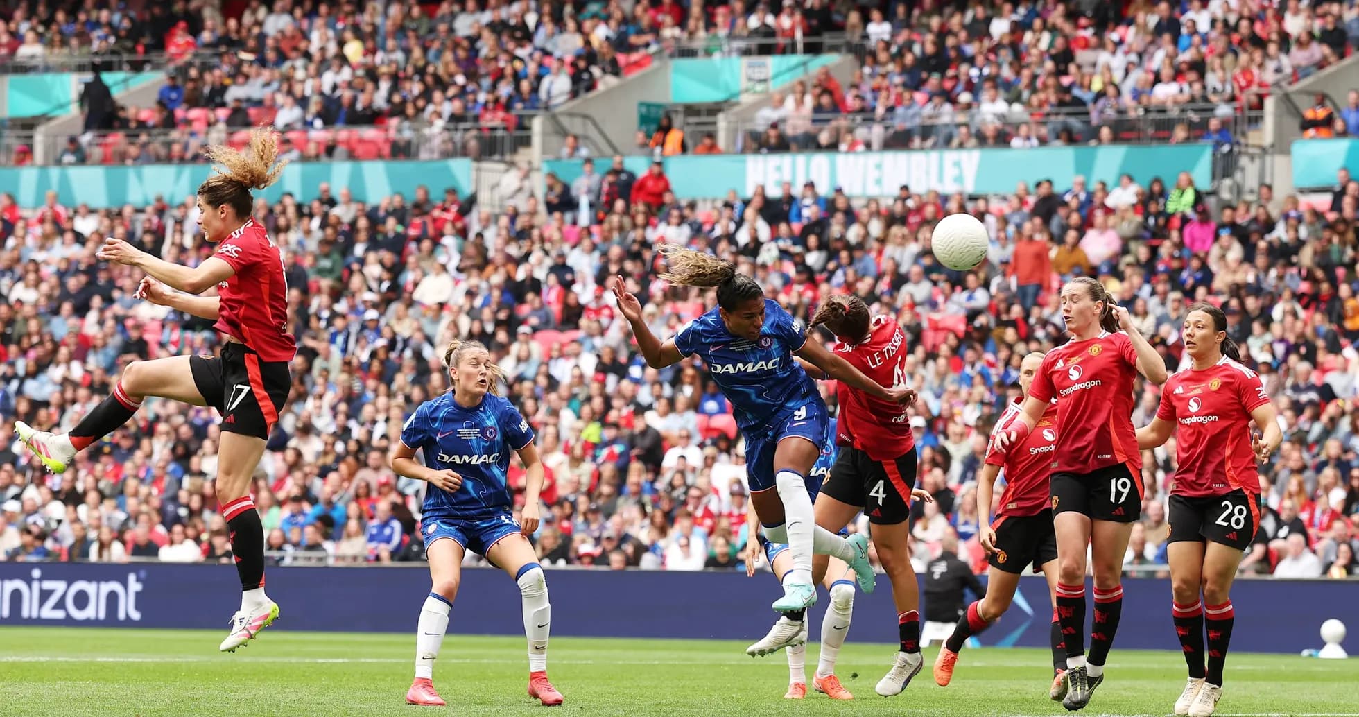 Игроки Chelsea и Manchester United в борьбе за мяч
