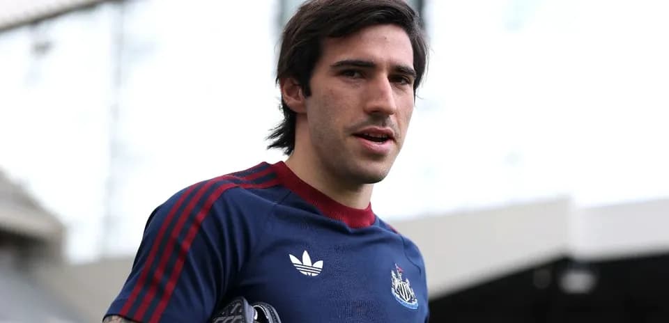 Игрок в тренировочной форме Newcastle United на стадионе