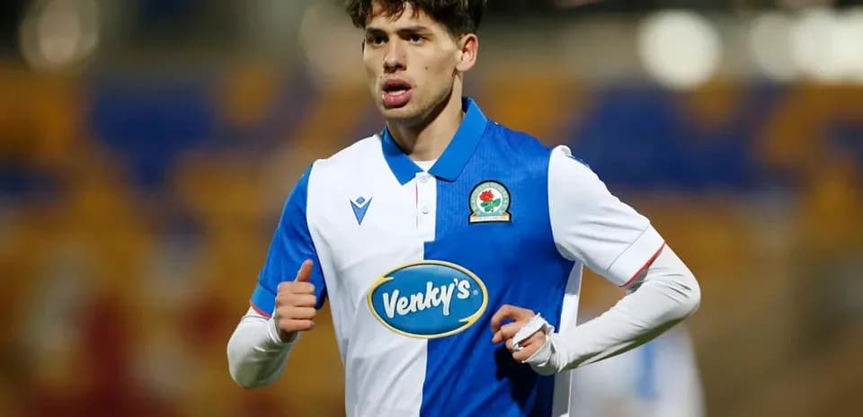Игрок команды Blackburn Rovers на поле во время матча
