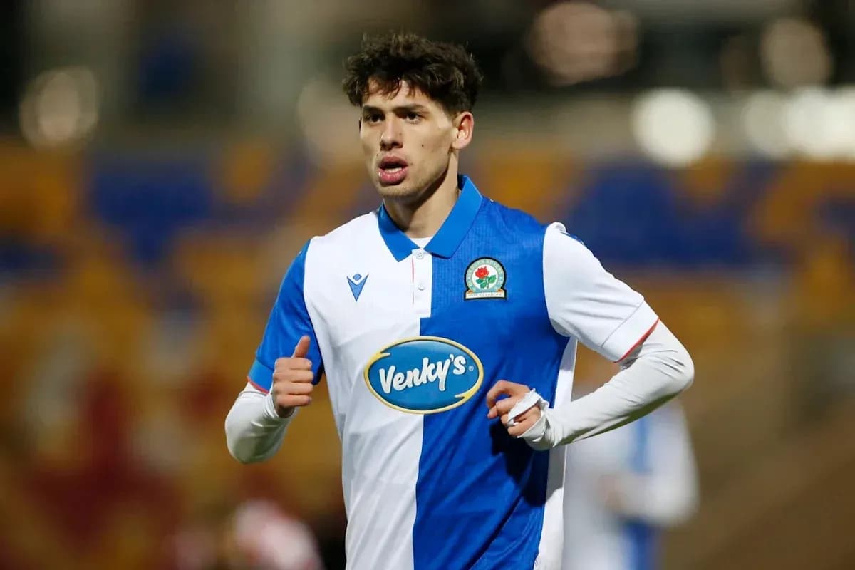 Игрок команды Blackburn Rovers на поле во время матча