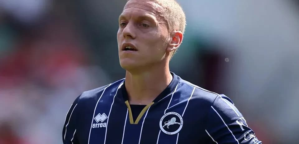 Игрок в форме Millwall на поле во время матча