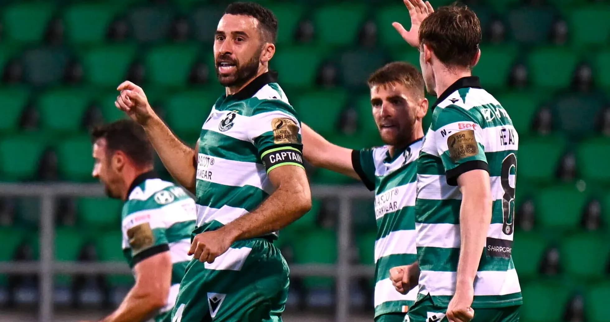 Игроки Shamrock Rovers празднуют гол
