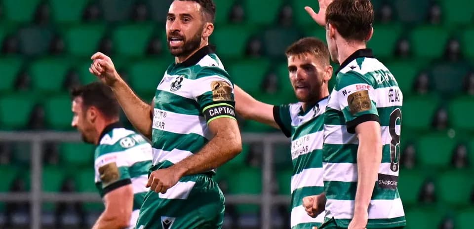 Игроки Shamrock Rovers празднуют гол