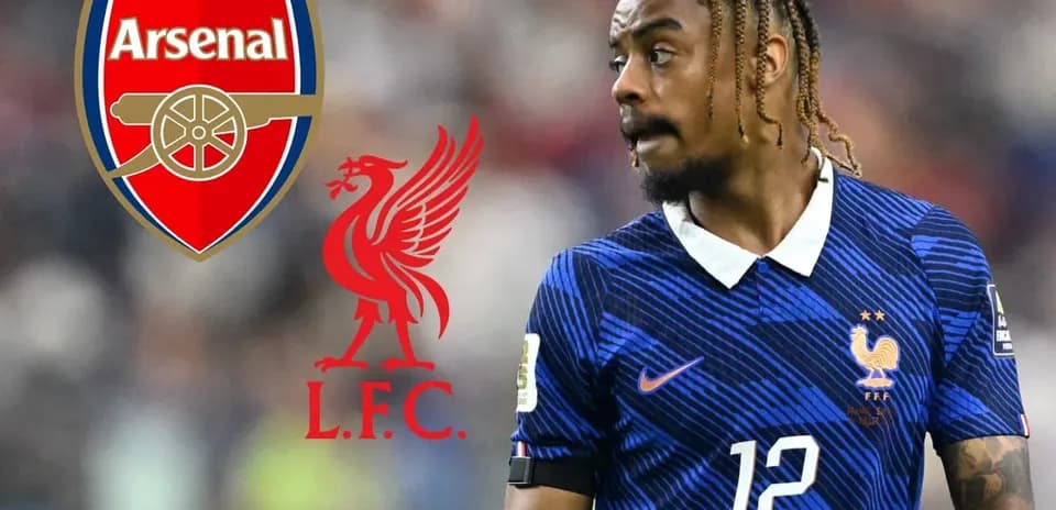Игрок сборной Франции в форме с логотипами Arsenal и Liverpool
