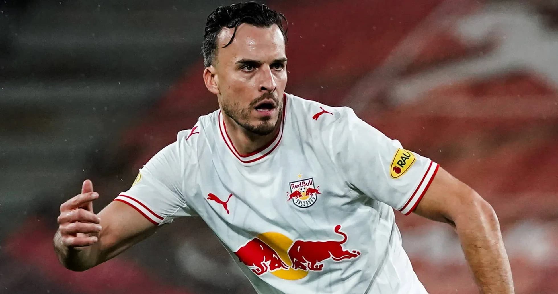 Игрок Red Bull Salzburg в белой форме