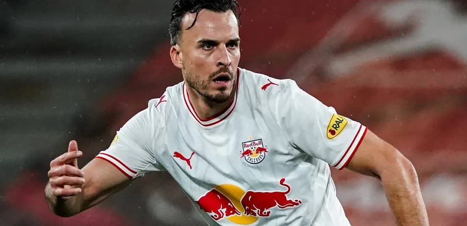 Игрок Red Bull Salzburg в белой форме