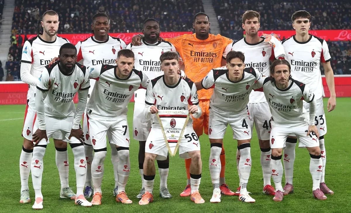 Команда AC Milan на поле перед матчем