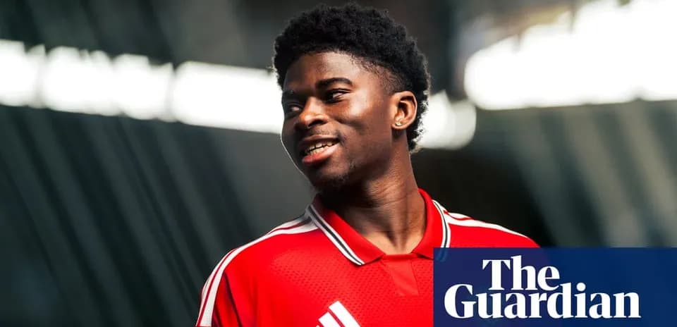 Игрок в красной футболке с логотипом Adidas